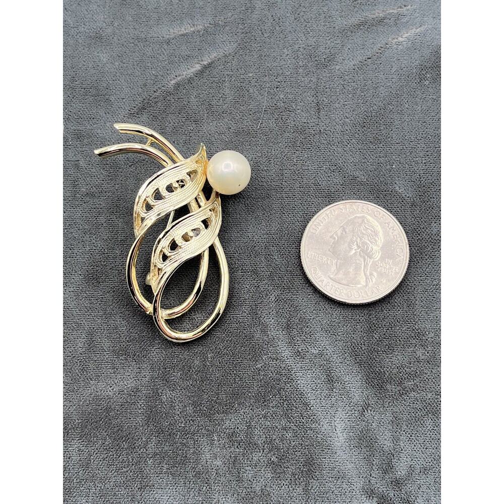 Gold Tone Brooch Pin Double Leaf Ribbon Single Faux Pearl - Picture 4 of 4